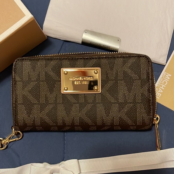 Michael Kors Handbags - Michael Kors wristlet 🧿